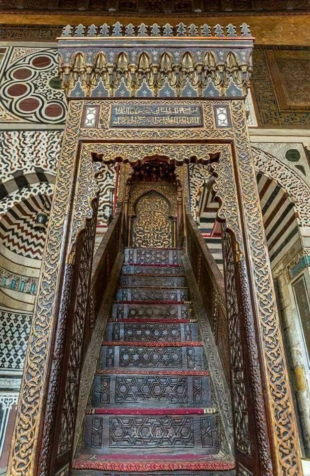 دليل شامل لاستكشاف شارع المعز لدين الله الفاطمي: كنز القاهرة التاريخي 46 13 منبر جامع المؤيد شيخ