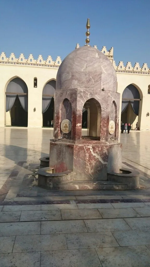 دليل شامل لاستكشاف شارع المعز لدين الله الفاطمي: كنز القاهرة التاريخي 31 4 مسجد الحاكم بأمر الله