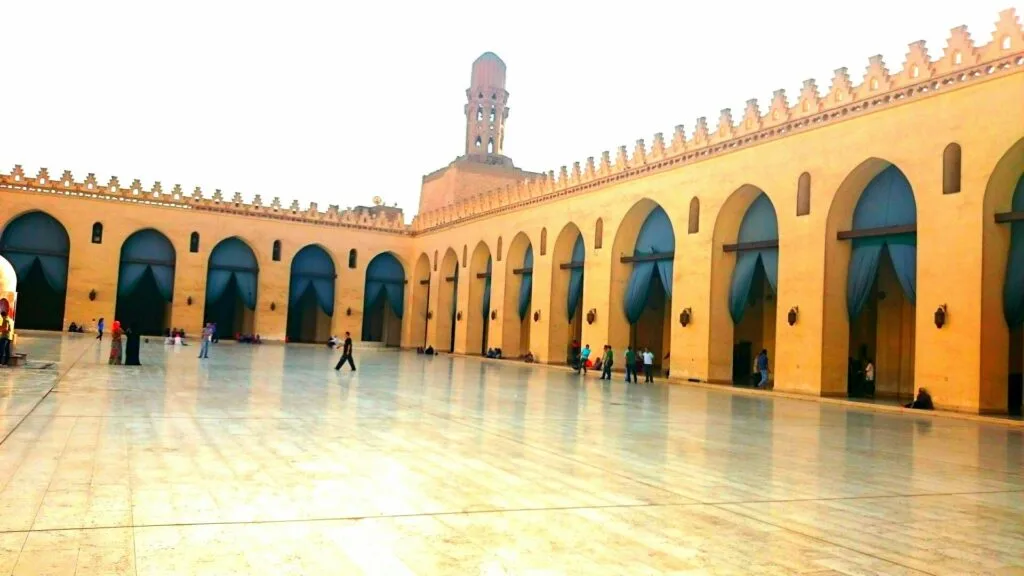 دليل شامل لاستكشاف شارع المعز لدين الله الفاطمي: كنز القاهرة التاريخي 32 4 مسجد الحاكم بأمر الله1